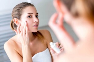 Kokias priemones rinktis norint tinkamai prižiūrėti veido odą